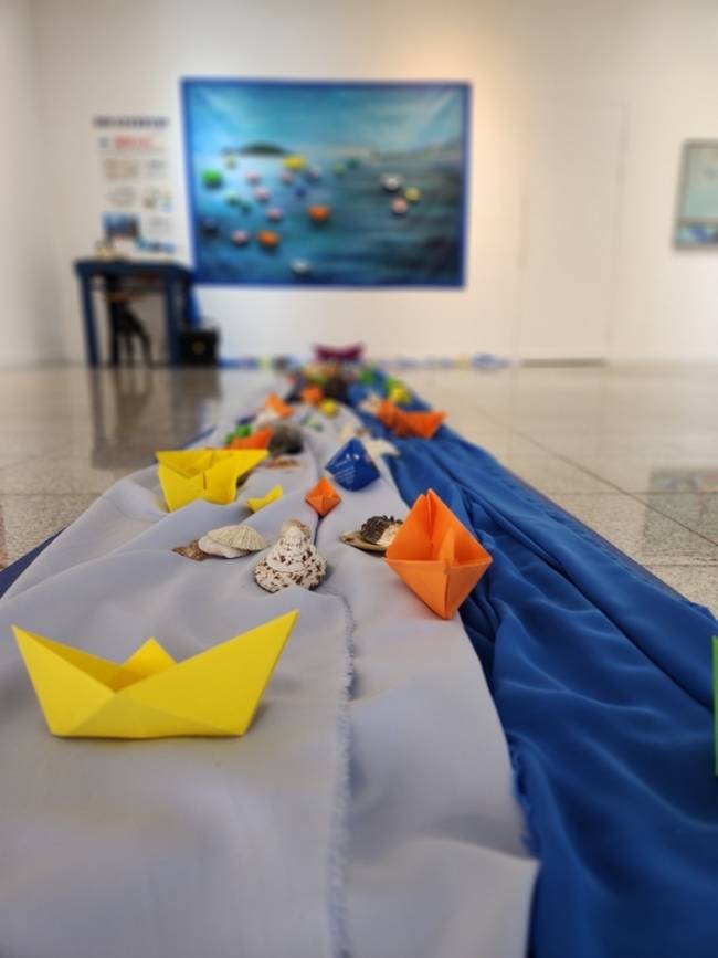 30일까지 창원 상상갤러리에서 안옥희 작가 제7회 개인전 <중첩된 시간과 펼침의 미학>이 열린다. 체험 코너도 마련돼 있다. /류민기 기자