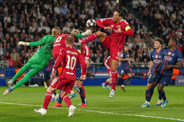 리버풀의 버질 판다이크(가운데 4번)가 9일 프랑스 파리에서 열린 2025-2026 UCL 8강 1차전 도중 PSG의 골키퍼 마트베이 사포노프와 공을 다투고 있다. AP 연합뉴스