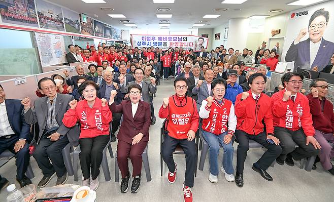 이철우 예비후보가 지난 8일 상주를 방문해 당원들을 만나 간담회를 가진 뒤 함께 기념사진을 찍고 있다. /이철우 예비후보 선거사무소 제공