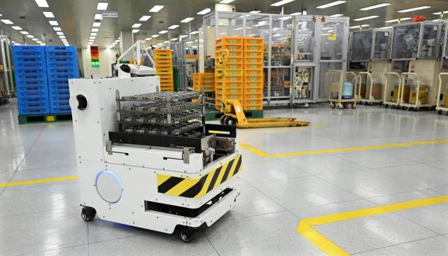 지엠비코리아 창원2공장에서 자율이동로봇(AMR)이 스테이터 부품 트레이를 싣고 조립 공정 사이를 오가고 있다./전강용 기자/