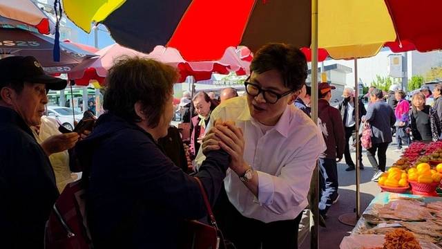 한동훈 전 국민의힘 대표가 지난 8일 부산 북구에서 시민들과 대화를 나누고 있다. 한동훈 전 대표 SNS 갈무리