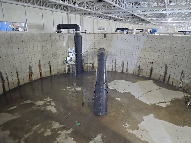 연어들을 키워낼 대형 수조의 모습. 내부 직경이 20m에 달한다. <전준혁 기자>