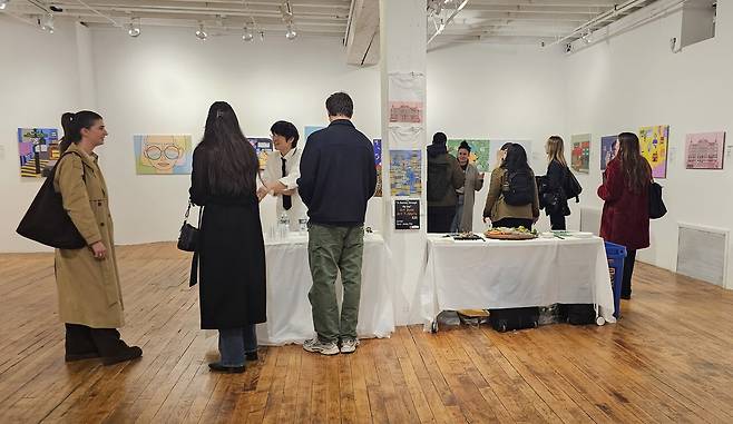 자폐 스펙트럼 장애를 지닌 제주 청년 예술가 김현정(31)이 오는 4월 10일부터 5월 22일까지 미국 뉴욕 뉴저지 민권센터(MK Space Gallery)에서 초대 개인전 《Beyond the Star: Hello, World!》를 개최한다. 앞서 지난 2일부터 8일까지 뉴욕 맨해튼 첼시 지역의 코스모스 갤러리(COSMOS Gallery)에서 열린 초대전 전시장 모습&nbsp; ⓒ제주의소리