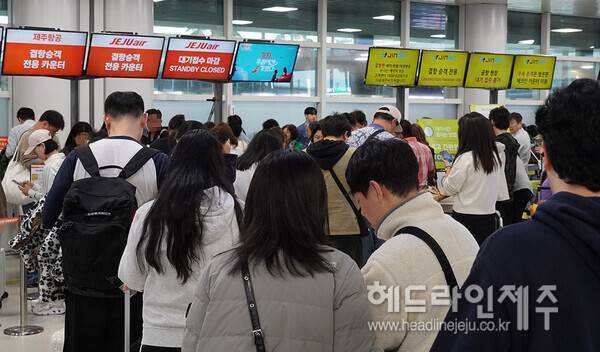 9일 제주공항 항공편이 대거 결항되면서, 각 항공사 카운터앞에 대기표를 구하기 위해 승객들이 몰려있다. ⓒ헤드라인제주