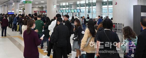 9일 제주공항 항공편이 대거 결항되면서, 각 항공사 카운터앞에 대기표를 구하기 위해 승객들이 몰려 긴 줄이 이어졌다. ⓒ헤드라인제주
