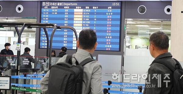 9일 제주공항 항공편이 대거 결항된 가운데, 아직 결항을 결정하지 않은 항공편 승객들이 출발 대합실로 들어가고 있다. ⓒ헤드라인제주