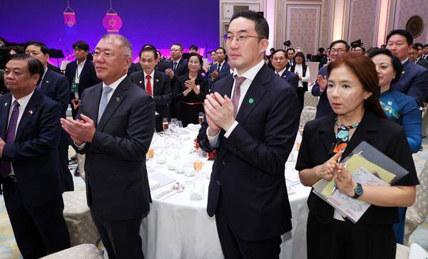 지난해 8월 구광모 LG그룹 회장, 정의선 현대차그룹 회장 등이 청와대 영빈관에서 열린 한·베트남 공식 만찬에서 이재명 대통령과 또 럼 서기장 입장 때 박수치고 있다 [사진=연합뉴스]