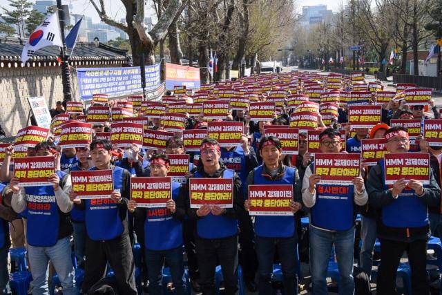 HMM 육상노동조합은 지난 2일 오후 청와대 사랑채 앞에서 총력투쟁 결의대회를 열었다.&nbsp;[사진=HMM육상노조]