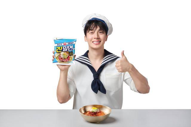 오뚜기 진밀면 모델 코디언 허경환 [사진=오뚜기]