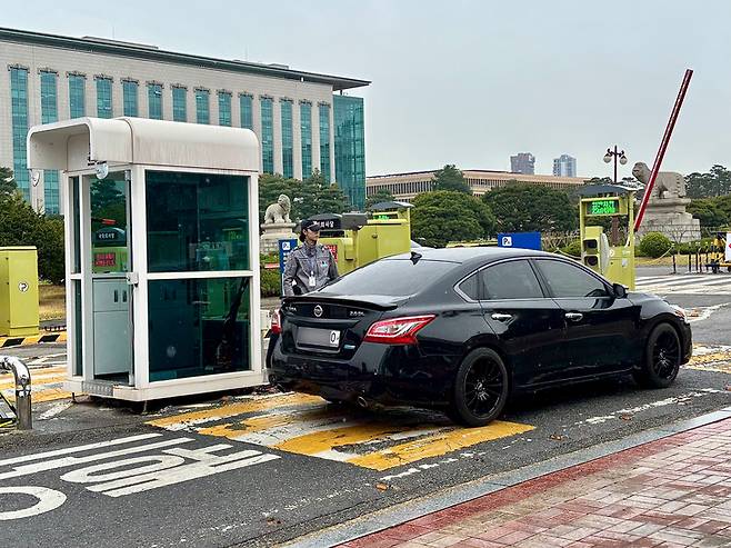 ▲국회 차량 2부제 시행 다음 날인 9일, 번호판 끝자리가 짝수인 차량이 별다른 제재 없이 국회 경내로 진입하고 있다. 사진=김나현 기자