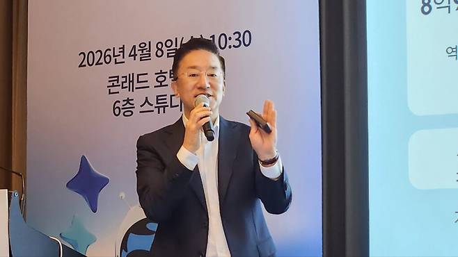 박 대표가 정의한 에이전틱 엔터프라이즈는 인간과 AI 에이전트가 역할을 분담해 협업하는 구조다. 에이전트는 데이터를 기반으로 실행을 담당하고, 인간은 방향성과 의사결정을 맡는 방식으로 서로를 보완한다. (사진=테크42)
