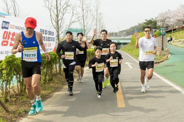 지난 제14회 양천마라톤 대회에서 참가자들과 함께 뛰는 이기재 구청장(가운데).&nbsp;ⓒ양천구