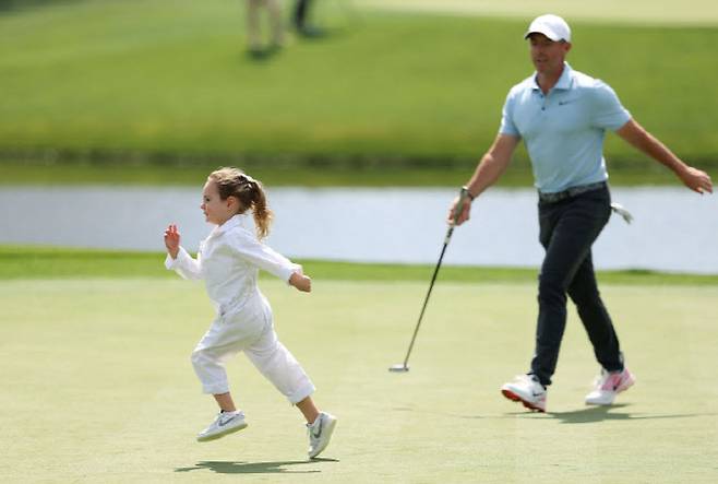 로리 매킬로이가 딸 포피와 참가한 2025년 마스터스 파3 콘테스트에서 행복한 시간을 보내고 있다. (사진=AFPBBNews)