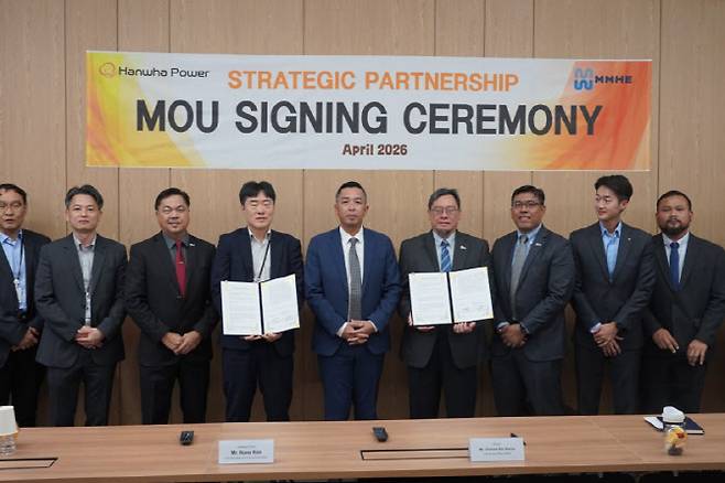 MOU 기념 사진 (좌측에서 네번째) 한화파워 김형석 선박솔루션사업부장, (좌측에서 여섯번째) MHB Hisham Bin Haron 최고사업책임자(Chief Business Officer).(사진=한화파워.)