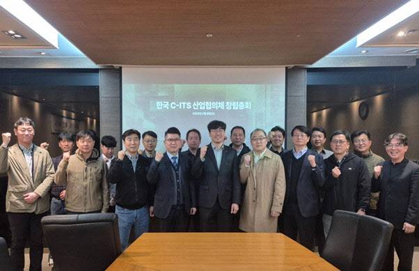 지난 8일 대보정보통신 회의실에서 C-ITS 산업협의체 창립총회를 갖고 기념 촬영을 하였다. 협의체 대표인 정홍종 웨이티즈 대표(앞줄 왼쪽에서 5번째), 협의체 부대표 최광주아이티텔레콤 대표(앞줄 왼쪽에서 4번째), 협의체 부대표 김호준 에티포스 대표(앞줄 왼쪽에서 6번째). (사진=한국C-ITS 산업협의체)