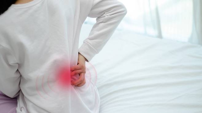 허리통증은 명확한 감별과 동시에, 통증을 일으키는 모든 관련 요소를 함께 관리하는 접근이 필요하다 | 출처: 클립아트코리아