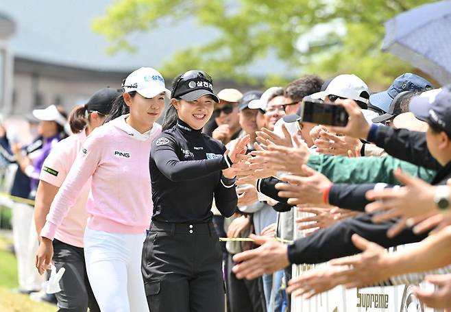 지난해 열린 KLPGA 투어 넥센 세인트나인 마스터즈 대회에서 고지우와 박보겸이 갤러리들의 응원에 화답하고 있다.