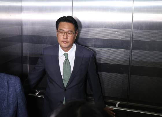 순직해병 특검 사무실 향하는 김태효    (서울=연합뉴스) 윤동진 기자 = 윤석열 정부 외교라인 핵심 인사인 김태효 전 국가안보실 1차장이 11일 피의자 신분으로 조사를 받기 위해 서울 서초구 순직해병 특검팀 사무실로 향하며 승강기를 타고 있다. 2025.7.11   mon@yna.co.kr (끝)  〈저작권자(c) 연합뉴스, 무단 전재-재배포, AI 학습 및 활용 금지〉