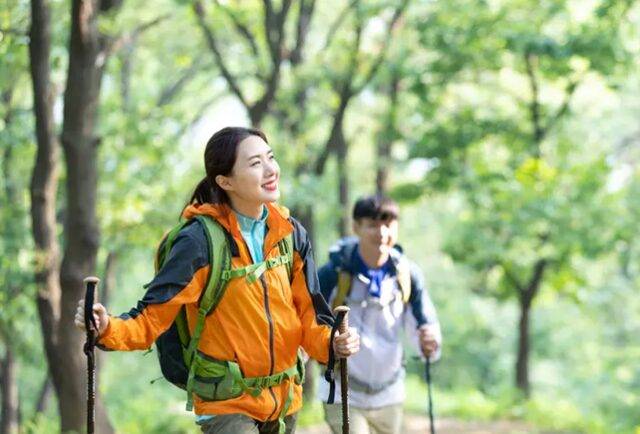 등산객이 몰리는 봄 등산에서는 무리하게 추월하지 말고 보폭을 줄여 사고를 방지한다. 사진=게티이미지뱅크