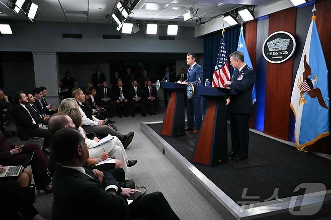 피트 헤그세스 미국 국방장관과 댄 케인 합참의장이 8일(현지시간) 워싱턴DC 인근 국방부 청사에서 이란과의 2주간 휴전과 관련한 브리핑을 진행하고 있다. 2026.04.08. ⓒ AFP=뉴스1