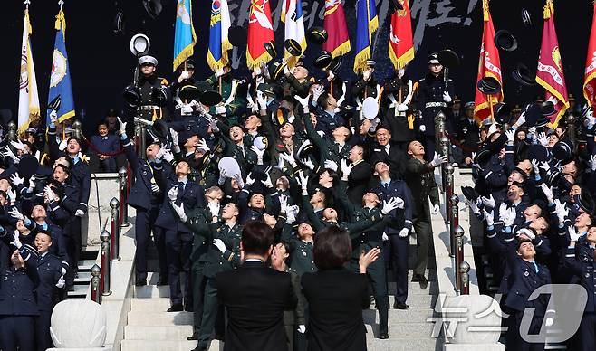 이재명 대통령과 김혜경 여사가 지난 2월 충남 계룡대 대연병장에서 열린 육·해·공군 사관학교 통합임관식에서 모자를 던지며 자축하는 신임 장교를 향해 박수를 치고 있다. 2026.2.20 ⓒ 뉴스1 이재명 기자