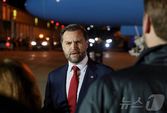 JD 밴스 미국 부통령이 8일(현지시간) 헝가리 부다페스트에서 귀국하기 전 기자들 질문에 답하고 있다. 2026.4.9. ⓒ 뉴스1 ⓒ 로이터=뉴스1