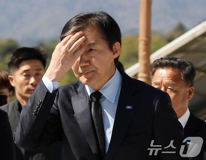 조국 조국혁신당 대표가 8일 경남 창원 마산회원구 국립3·15민주묘지를 참배한 후 이동하고 있다. 2026.4.8 ⓒ 뉴스1 윤일지 기자