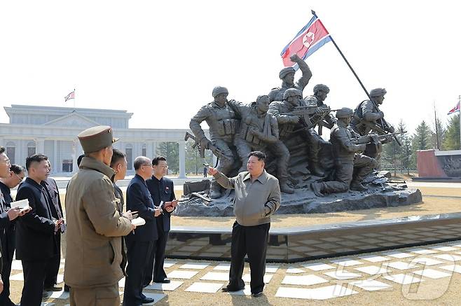 (평양 노동신문=뉴스1) = 지난 3일 '해외군사작전 전투위훈기념관' 건설현장을 방문한 김정은 노동당 총비서  [국내에서만 사용가능. 재배포 금지. DB 금지. For Use Only in the Republic of Korea. Redistribution Prohibited] rodongphoto@news1.kr