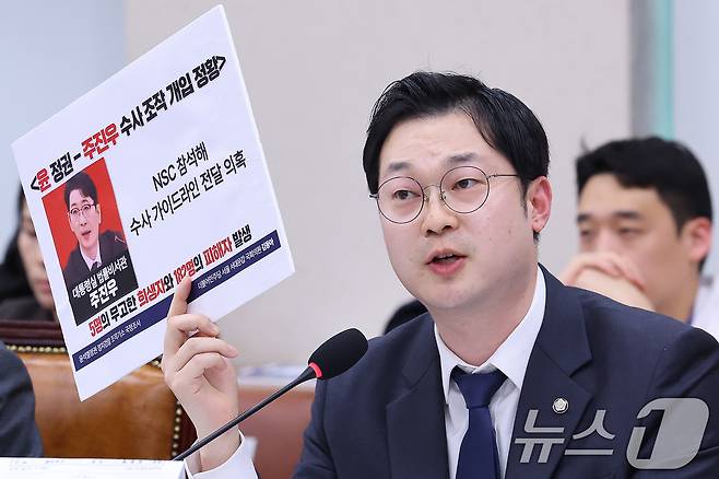 안규백 국방부 장관이 9일 서울 여의도 국회에서 열린 윤석열정권정치검찰조작기소의혹사건진상규명국정조사특별위원회 전체회의에서 의원 질의에 답변하고 있다. 2026.4.9 ⓒ 뉴스1 신웅수 기자