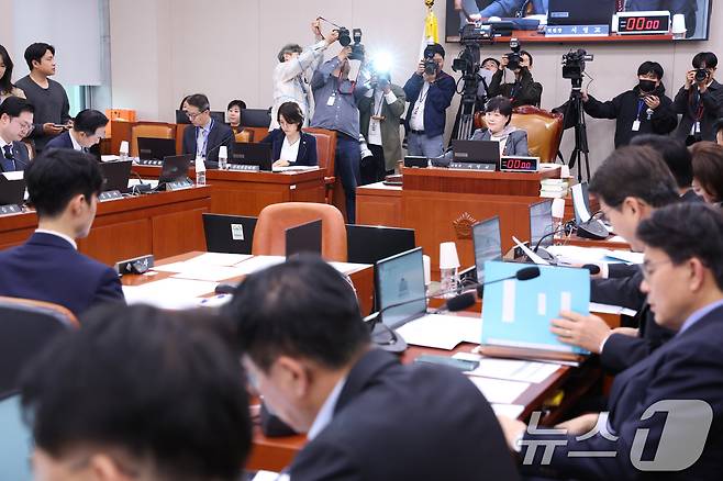 서영교 위원장이 9일 서울 여의도 국회에서 열린 윤석열정권정치검찰조작기소의혹사건진상규명국정조사특별위원회 전체회의에서 의사봉을 두드리고 있다. 2026.4.9 ⓒ 뉴스1 신웅수 기자