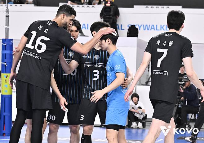 현대캐피탈 박경민(가운데). 사진 | 한국배구연맹