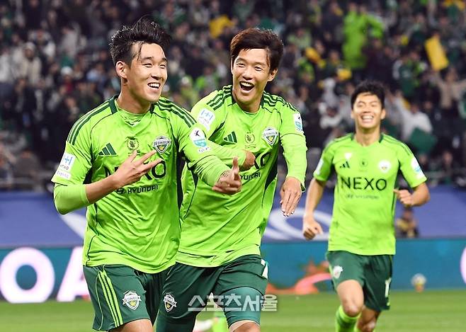 지난해 전북 현대 시절 송민규(왼쪽. 박진업 기자 upandup@sportsseoul.com