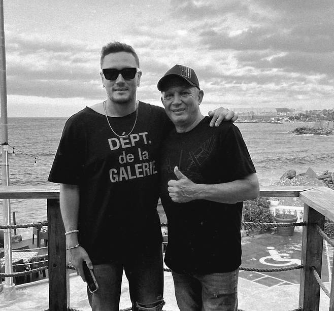 아버지와 함께 찍은 사진을 업로드 한 미겔 로하스(왼쪽). 사진=미겔 로하스 SNS