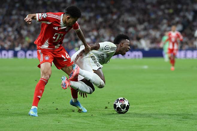 넘어지는 비니시우스(오른쪽)  AFP<저작권자(c) 연합뉴스, 무단 전재-재배포, AI 학습 및 활용 금지>