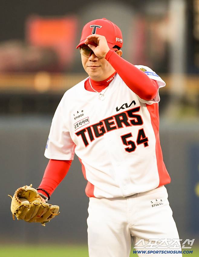 삼성 최형우와 첫 맞대결을 앞두고 KIA 선발 양현종은 모자에 손을 올리며 가볍게 인사를 건넸다.