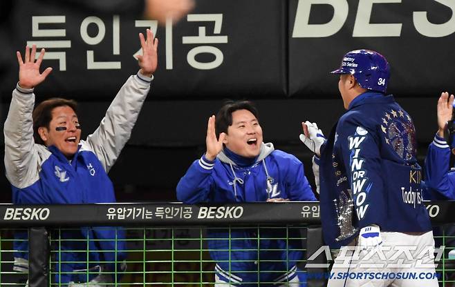 맏형 최형우의 스리런포가 터지자 강민호는 환호했다.