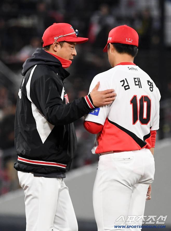 1회와 2회 모두 2사 이후 선발 김태형이 흔들리자 이동걸 코치는 마운드를 찾아 힘을 실어줬다.