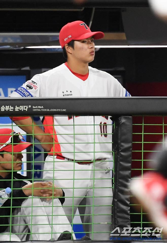 마운드에서 내려온 김태형은 아쉬움이 컸는지 한동안 말없이 경기를 지켜봤다.