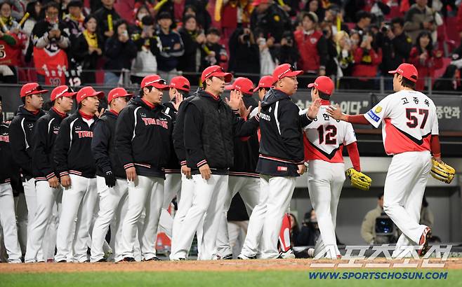 팀 분위기를 먼저 생각했던 이범호 감독은 승리 후 선수들과 하이파이브를 나눴다.