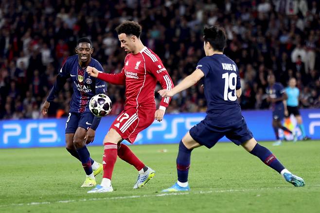 epa12876289 Ousmane Dembele (L) and Kang-in Lee of PSG in action against Curtis Jones (C) of Liverpool during the UEFA Champions League quarter-finals, 1st leg match between Paris Saint-Germain FC and Liverpool FC in Paris, France, 08 April 2026. EPA/TERESA SUAREZ
<저작권자(c) 연합뉴스, 무단 전재-재배포, AI 학습 및 활용 금지>