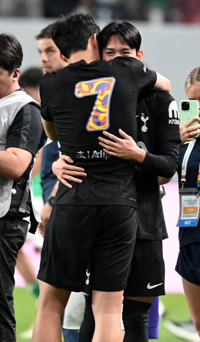 3일 서울월드컵경기장에서 열린 토트넘과 뉴캐슬의 경기, 손흥민과 양민혁이 포옹을 하고 있다. 상암=허상욱 기자wook@sportschosun.com/2025.08.03/