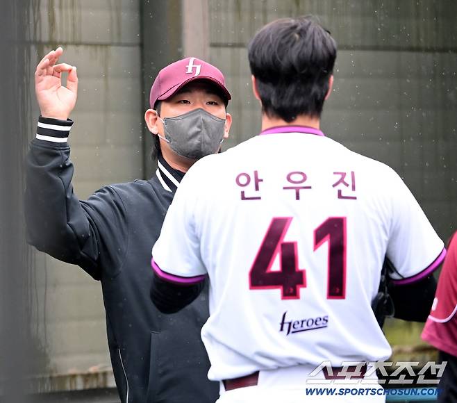 9일 고양히어로즈파크에서 열릴 예정이던 고양과 한화의 퓨쳐스리그 경기가 우천으로 취소됐다. 이날 경기 선발 등판 예정이던 안우진이 불펜피칭을 소화했다. 불펜투구를 마친 안우진이 정찬헌 코치와 이야기를 나누고 있다. 고양=허상욱 기자wook@sportschosun.com