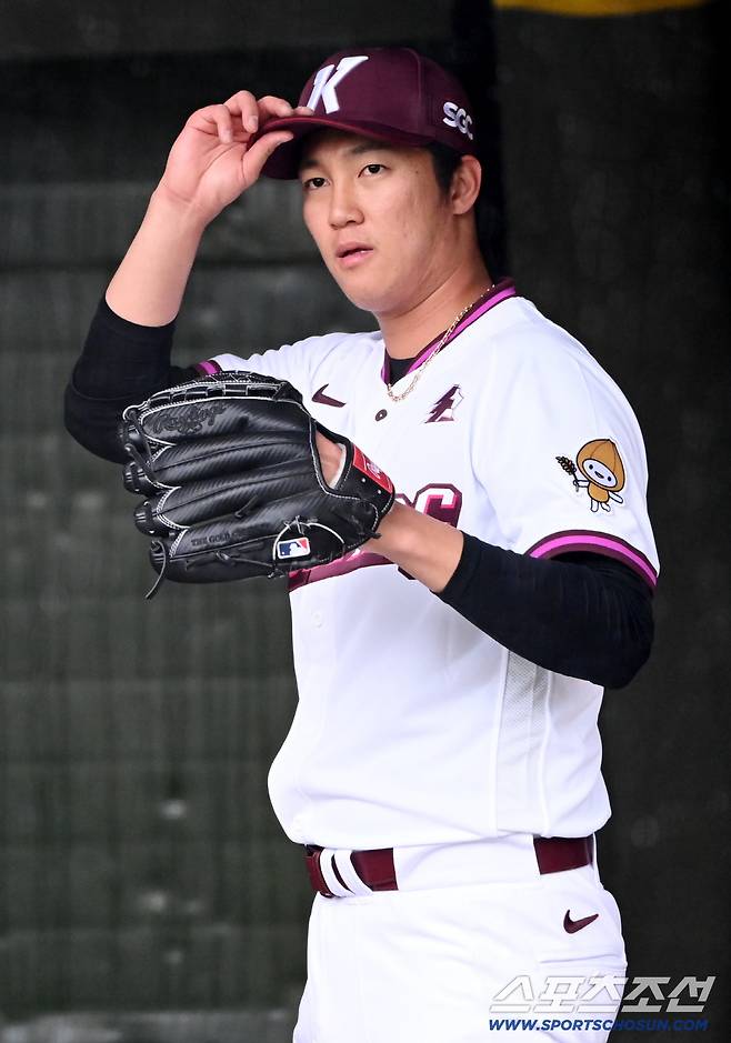 9일 고양히어로즈파크에서 열릴 예정이던 고양과 한화의 퓨쳐스리그 경기가 우천으로 취소됐다. 이날 경기 선발 등판 예정이던 안우진이 불펜피칭을 소화했다. 불펜에서 힘차게 공을 던지는 안우진의 모습. 고양=허상욱 기자wook@sportschosun.com/2026.04.09/