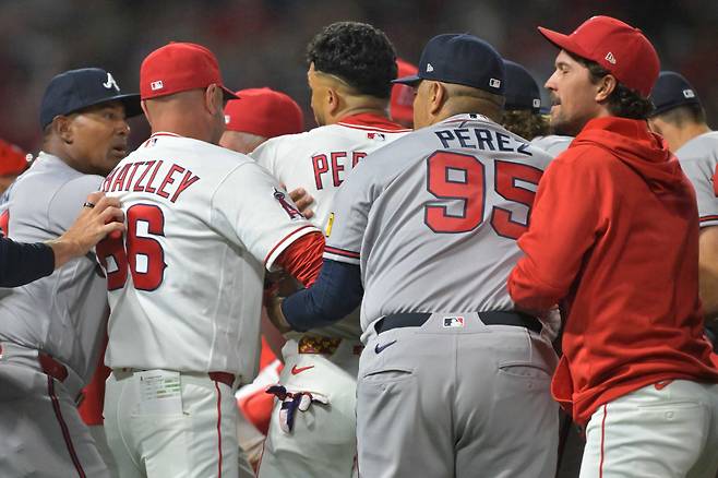 ANAHEIM, CALIFORNIA - APRIL 7: Benches clear as pitcher Reynaldo Lopez #40 of the Atlanta Braves and right fielder Jorge Soler #12 of the Los Angeles Angels fight on the field during the fifth inning at Angel Stadium of Anaheim on April 7, 2026 in Anaheim, California.   Jayne Kamin-Oncea/Getty Images/AFP (Photo by Jayne Kamin-Oncea / GETTY IMAGES NORTH AMERICA / Getty Images via AFP)

<저작권자(c) 연합뉴스, 무단 전재-재배포, AI 학습 및 활용 금지>