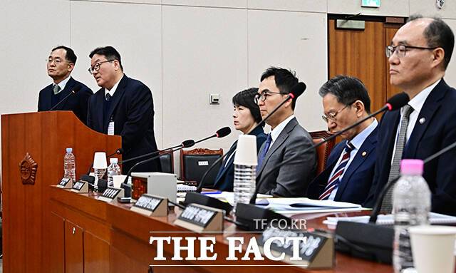 강백신 대구고검 검사와 엄희준 광주고검 검사가 7일 오후 서울 여의도 국회에서 열린 윤석열 정권 정치검찰 조작기소 의혹 사건 진상규명 국정조사특별위원회 전체회의에 출석해 질의에 답변을 하고 있다. /국회=배정한 기자
