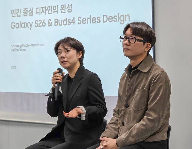 9일 서울시 중구 태평로빌딩에서 열린 삼성전자 디자인 기자간담회에서 이지영 삼성전자 디자인팀 상무와 송준용 그룹장이 질문에 답하고 있다. /삼성전자