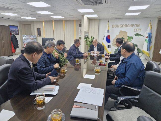 동두천시가 지난 8일 동두천시청에서 축산농가의 건의 사항을 청취하고 지역 축산 현안을 논의하기 위해 간담회를 개최하고 있다. 동두천시 제공