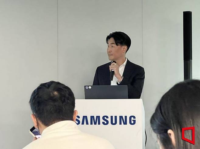 9일 열린 삼성전자 미디어브리핑에서 이일환 삼성전자 MX사업부 디자인팀장(부사장)이 '사람 중심 디자인'을 설명하고 있다. 이은서 기자.