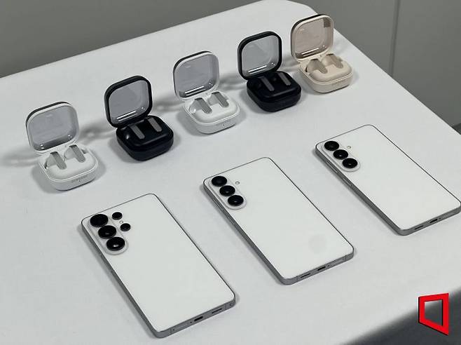 갤럭시 S26 시리즈와 갤럭시 버즈4. 이은서 기자.