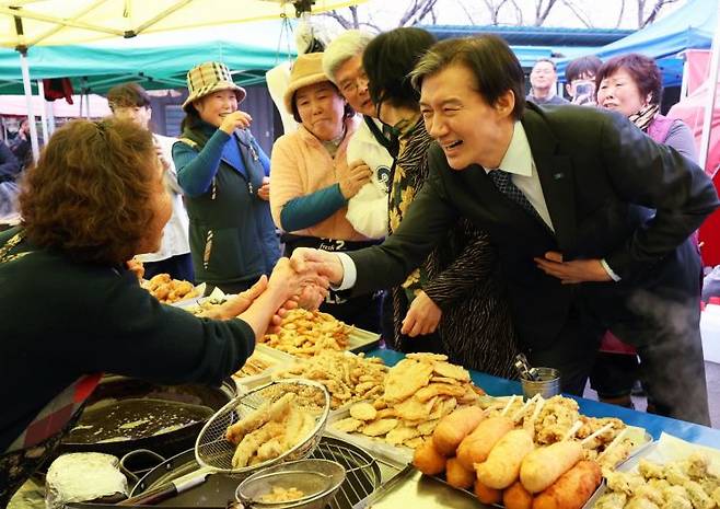 조국혁신당 조국 대표가 지난 3월25일 오전 전남 나주시 영산포풍물시장에서 상인과 인사하고 있다. 연합뉴스